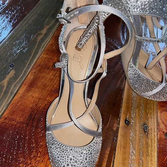 SOLD. Jewel Badgley Mischka Pumps 👠 💃🏻 💎 - Picture 7 of 8